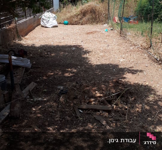 שטח אדמה עם כלים וחומרים לגינון